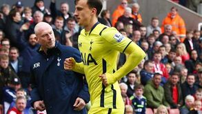 Nápoles contrata Vlad Chiriches ao Tottenham