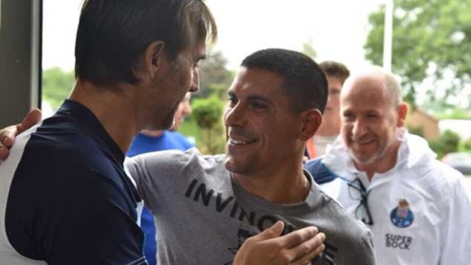Dragões oficializam Maxi Pereira