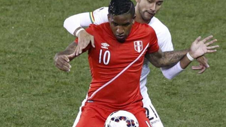 Farfán troca Schalke 04 pelo Al-Jazira