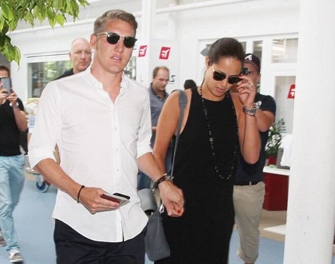 Schweinsteiger chegou a Manchester com Ivanovic