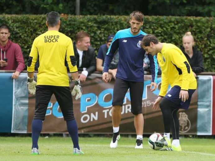 Casillas volta a sorrir