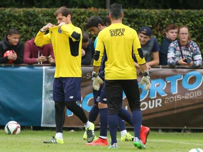 Casillas volta a sorrir