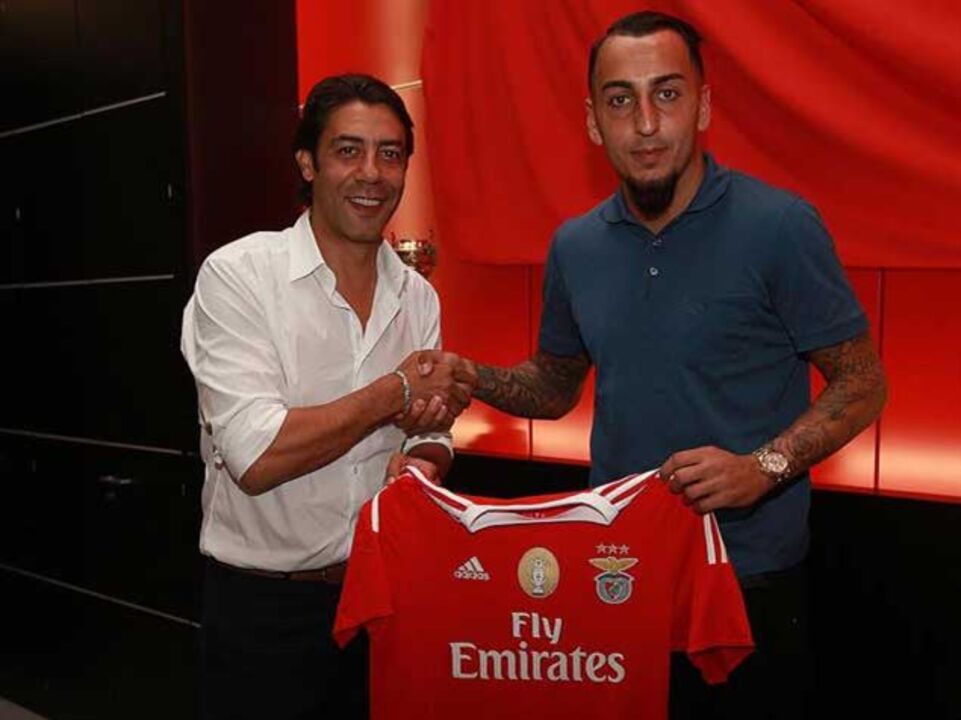 Mitroglou oficializado de águia ao peito