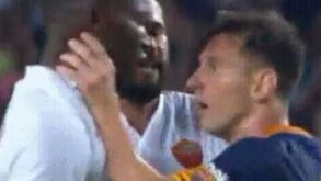 Messi agarra pescoço de jogador da Roma