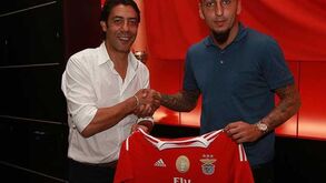 Mitroglou oficializado de águia ao peito