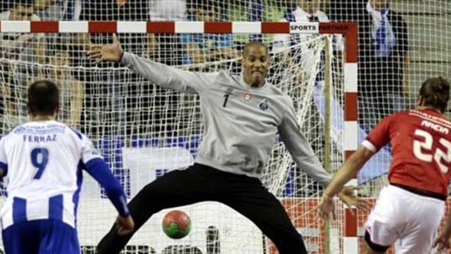 Benfica vai para tribunal por António Areia