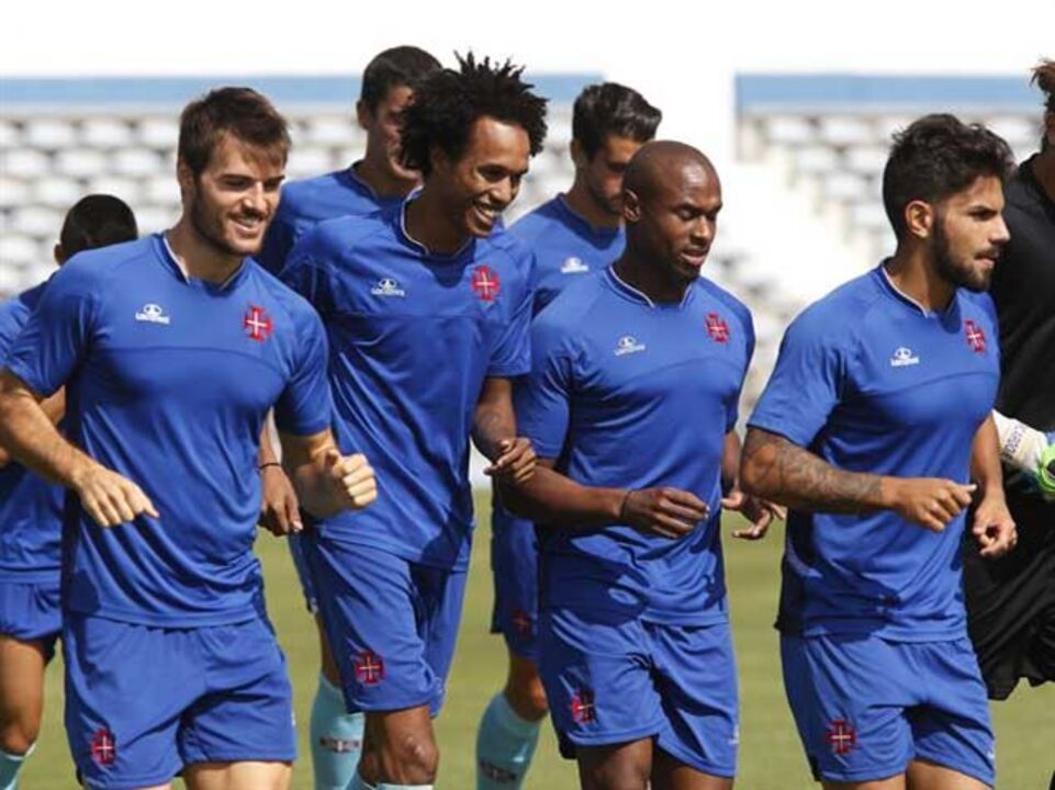 Estrutura inalterada com quatro incógnitas