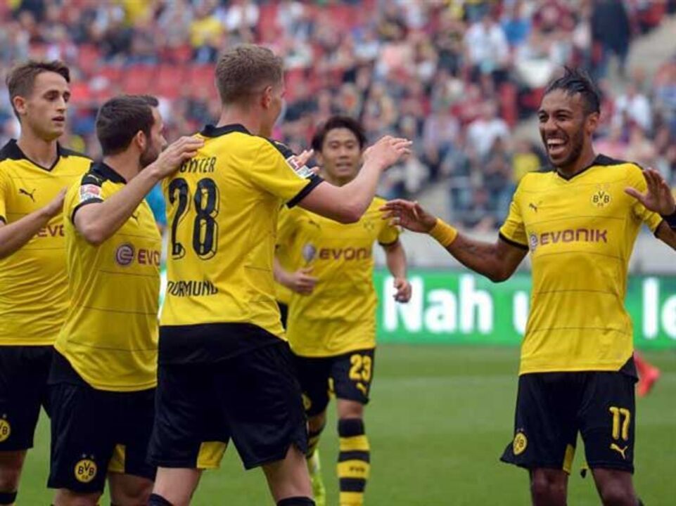 Dortmund teve vida difícil mas continua na liderança