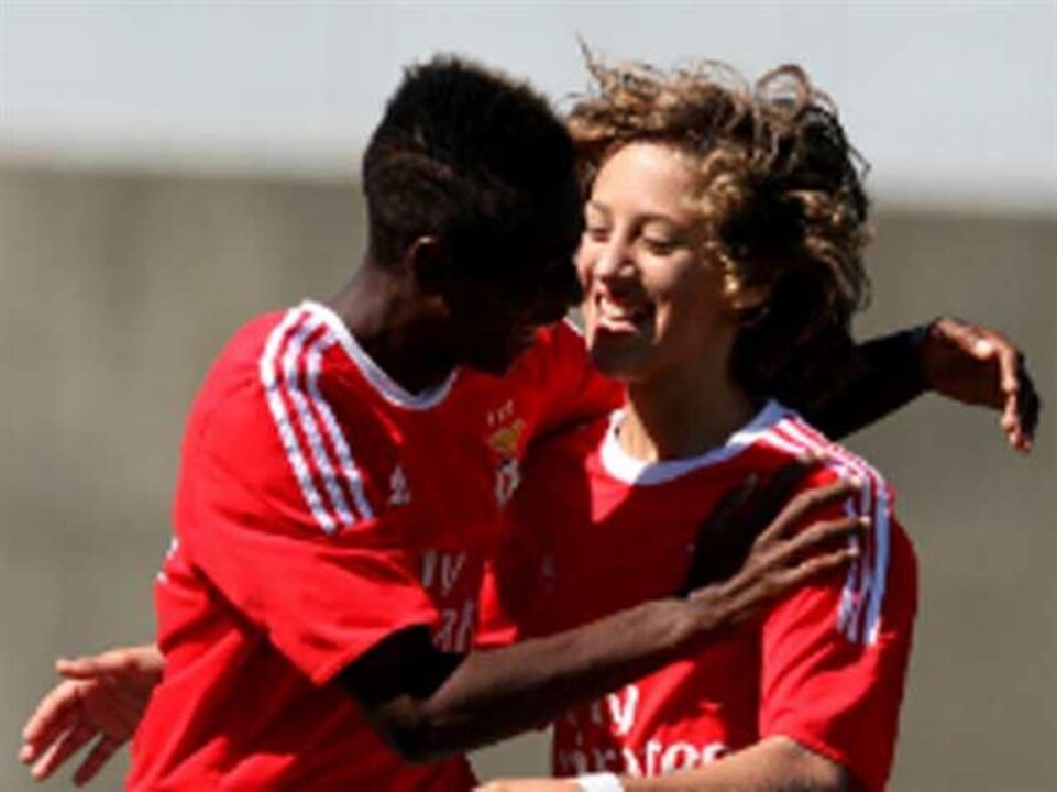 Benfica arrasa Estoril