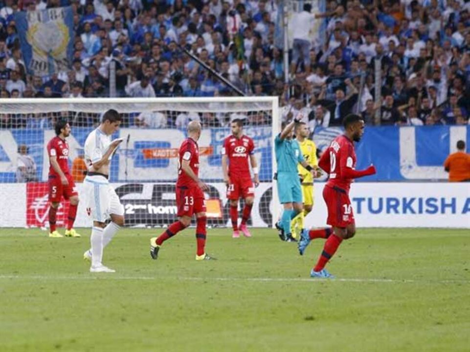 Distúrbios nas bancadas marcaram Marselha-Lyon (1-1)