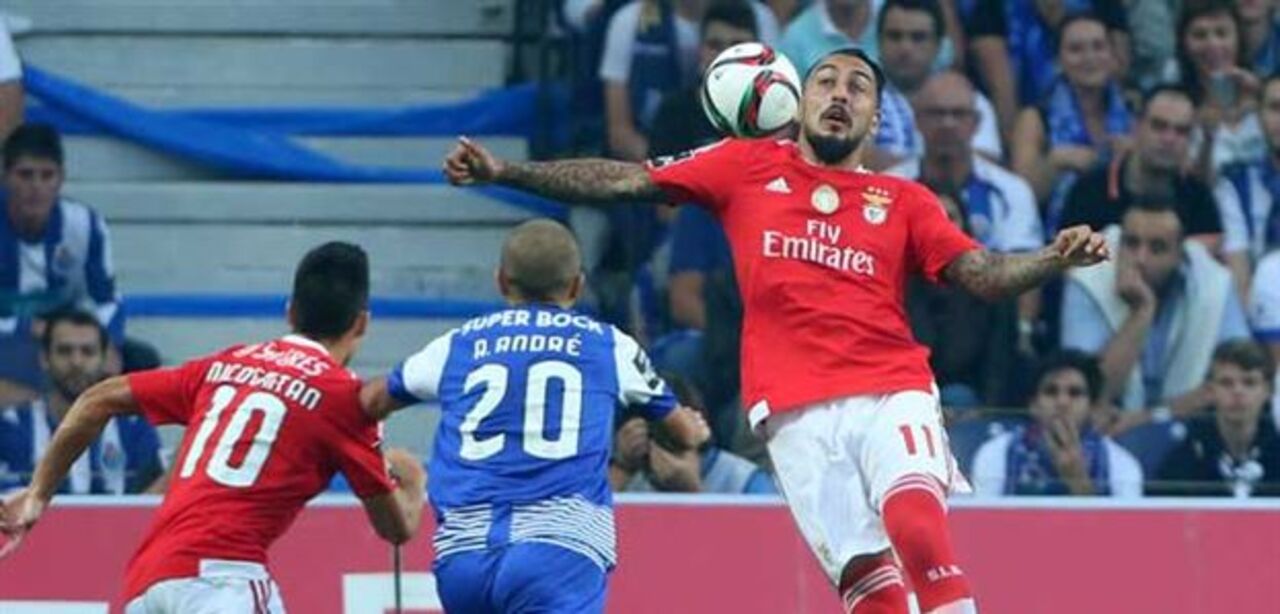 Mitroglou teve cabeça