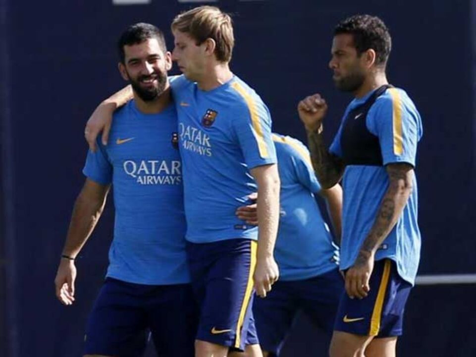 Barcelona pede à Federação e à FIFA para inscrever Arda Turan