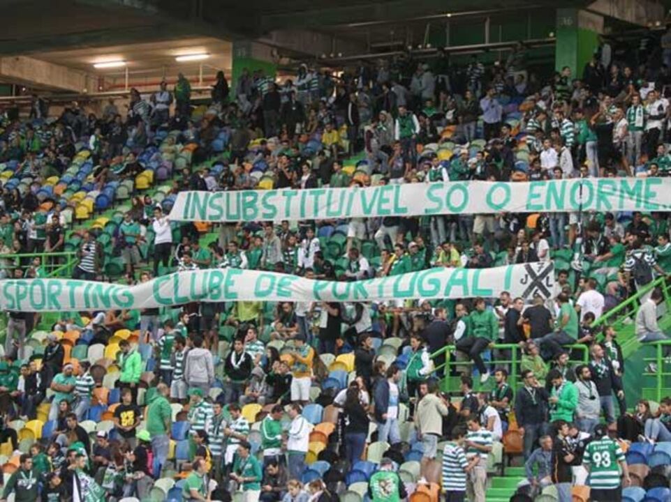 Adeptos deixam novo recado a Carrillo