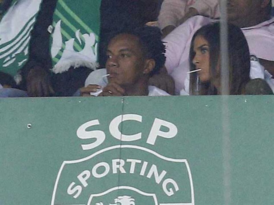 Adeptos vaiam Carrillo