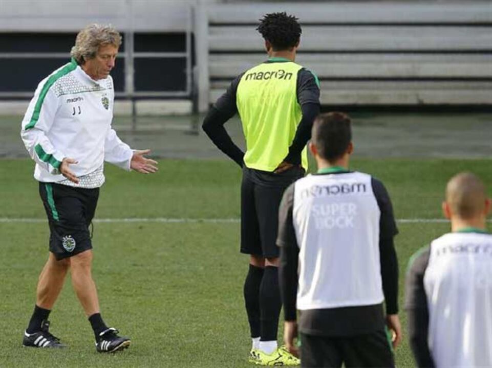 Carrillo às ordens de Jesus apesar de riscado dos jogos