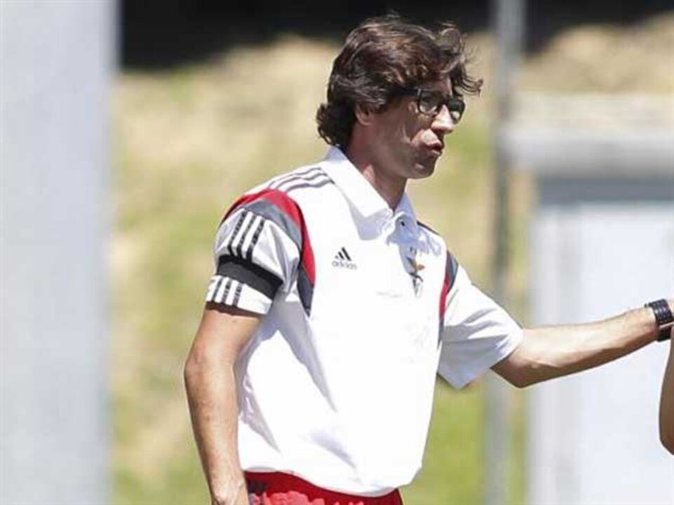 Benfica bate Sacavenense por 4-0