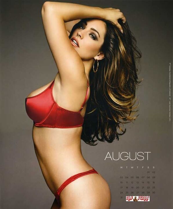 Kelly Brook ousa em calendário