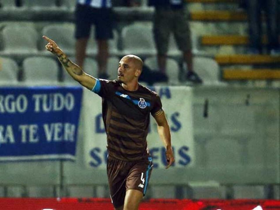 Entorse no tornozelo não pára Maicon