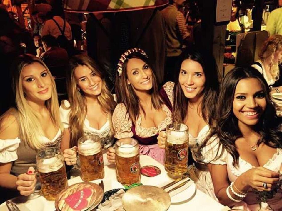 Guardiola diverte-se com a mulher na Oktoberfest