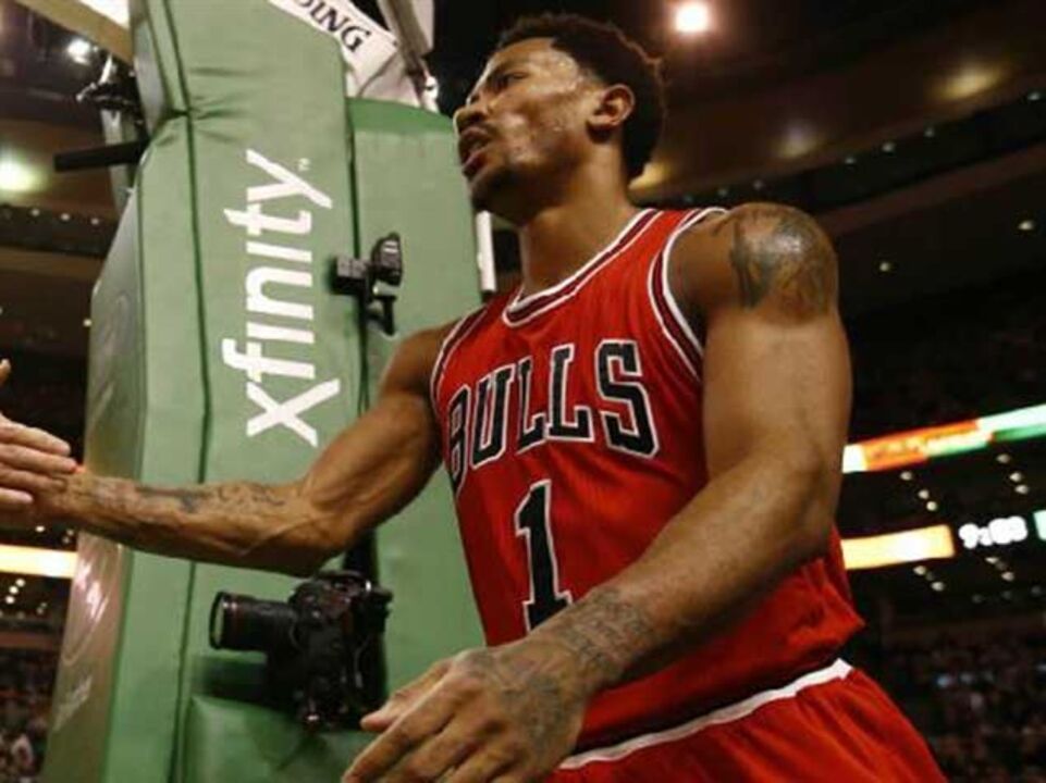 Derrick Rose volta a lesionar-se