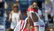 Safarova eliminada e Halep avança