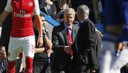 Wenger nem olhou para Mourinho...