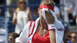 Safarova eliminada e Halep avança