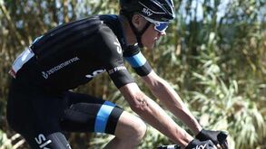 Chris Froome sofreu queda no início da etapa rainha