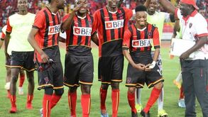 1.º de Agosto ganha clássico e sobe ao pódio