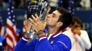 Djokovic bate Federer e conquista torneio