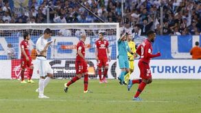 Distúrbios nas bancadas marcaram Marselha-Lyon (1-1)