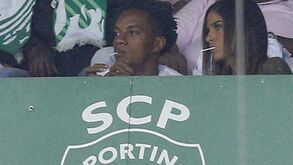 Adeptos vaiam Carrillo