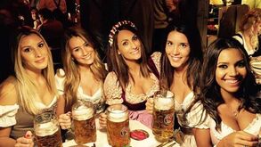 Guardiola diverte-se com a mulher na Oktoberfest