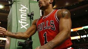 Derrick Rose volta a lesionar-se
