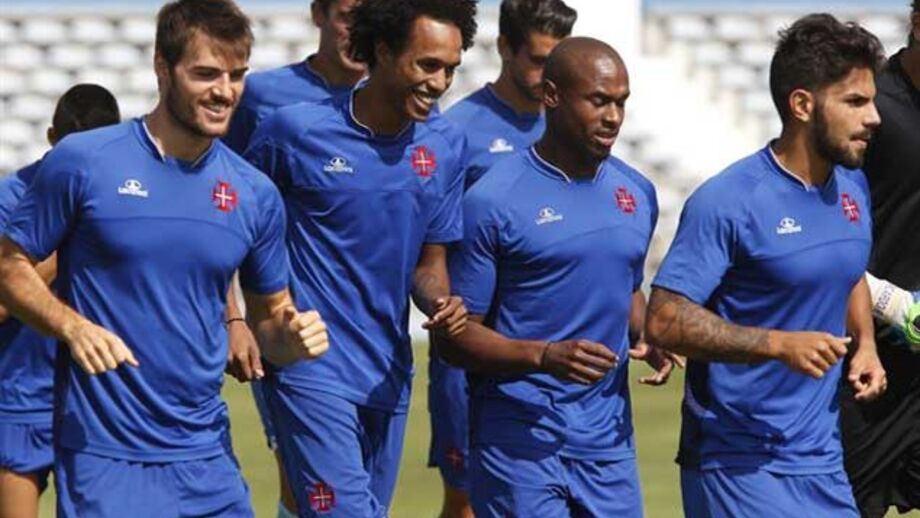 Estrutura inalterada com quatro incógnitas