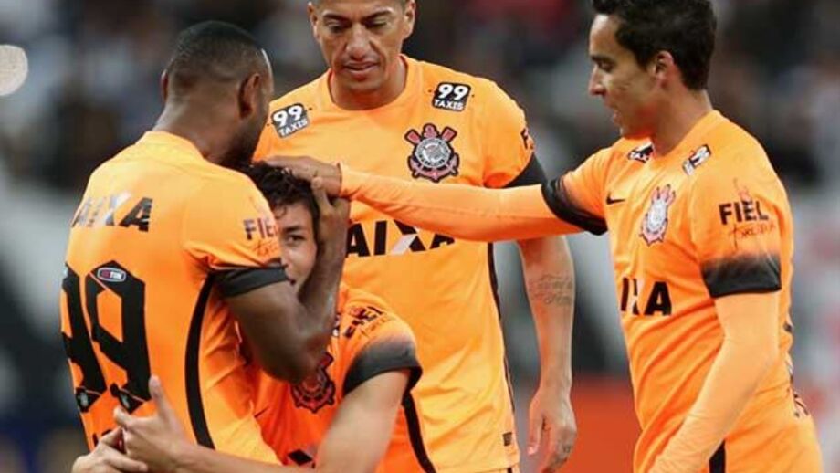 Corinthians vence e segue firme na frente