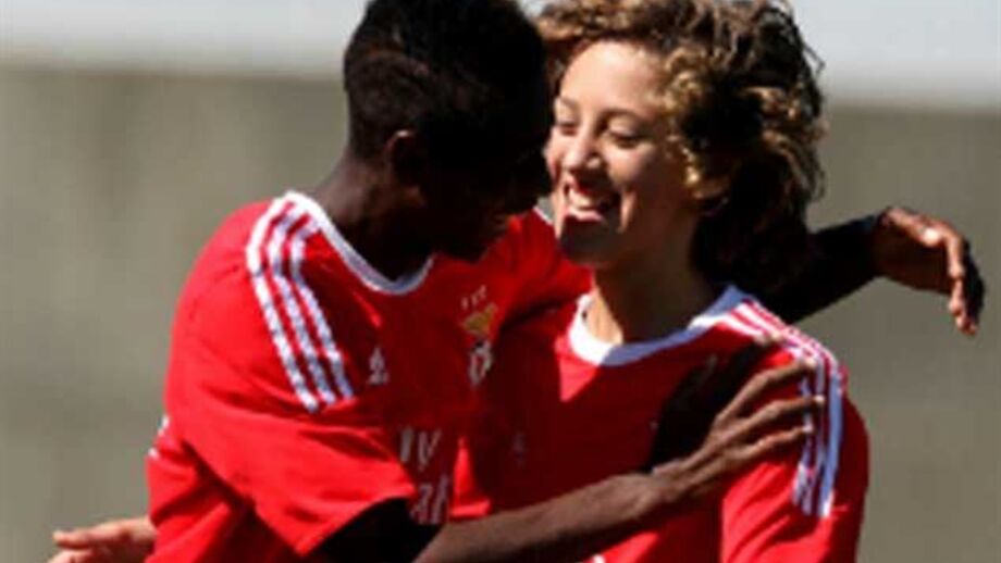 Benfica arrasa Estoril