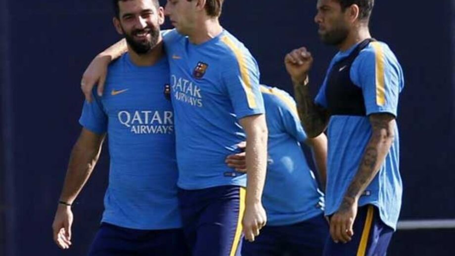 Barcelona pede à Federação e à FIFA para inscrever Arda Turan