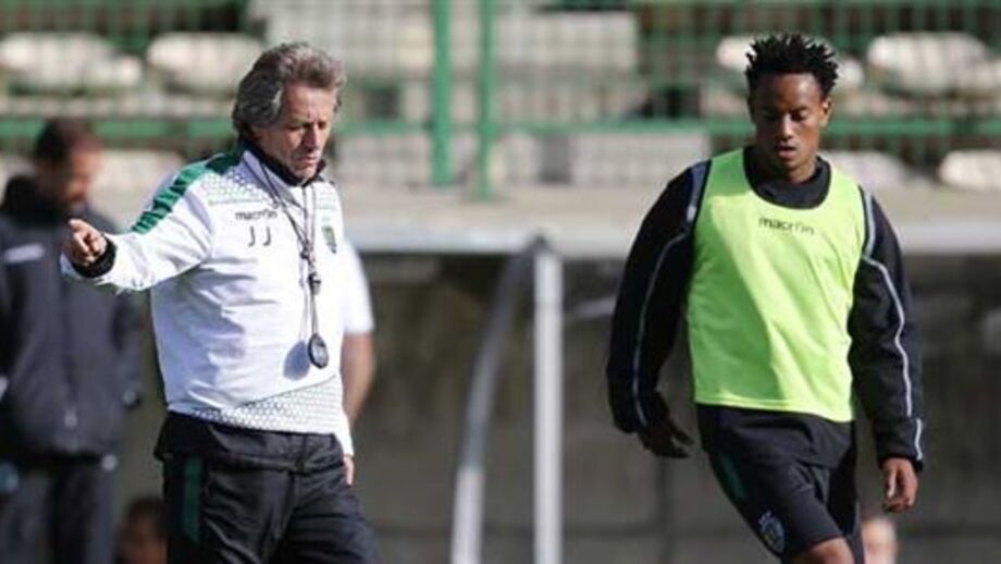 Carrillo mantém lugar no grupo