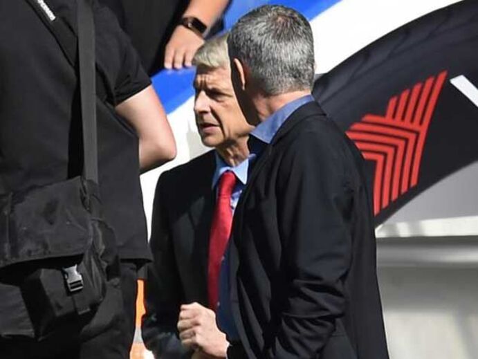 Wenger nem olhou para Mourinho...