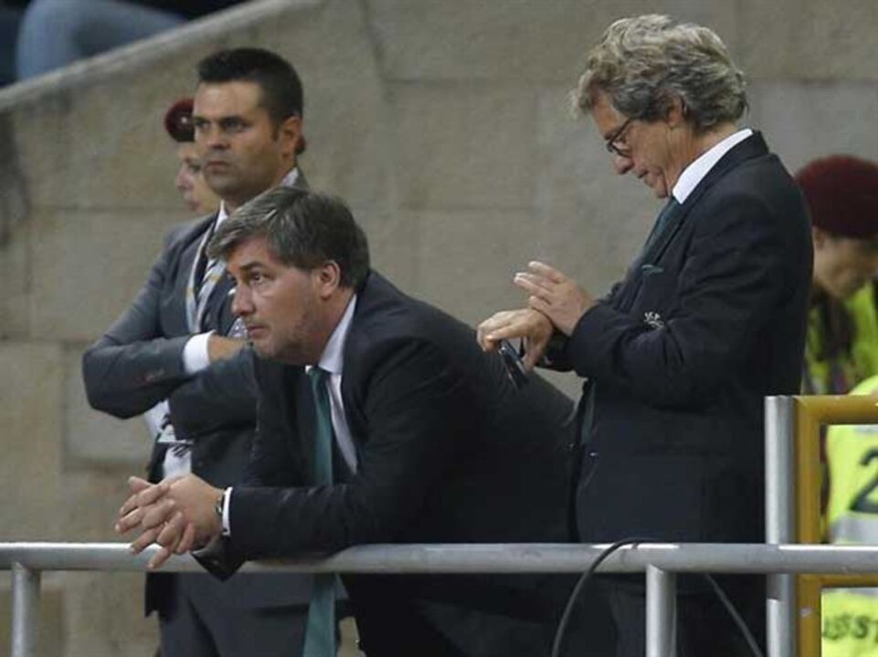 Jesus seguiu aquecimento ao lado de Bruno de Carvalho