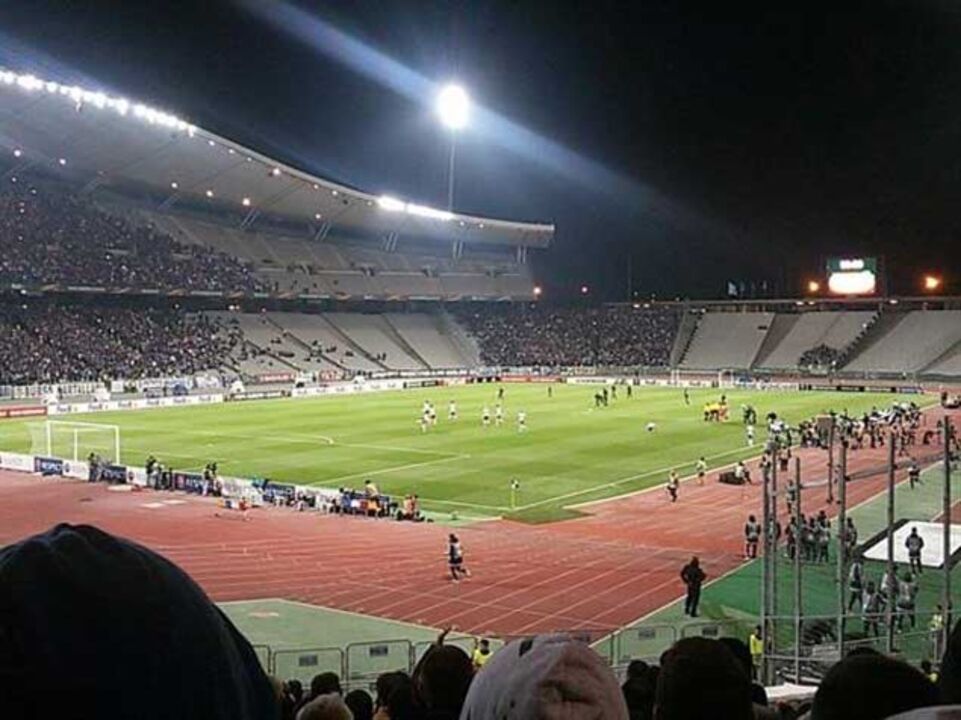 Trinta adeptos na Turquia a apoiar os leões