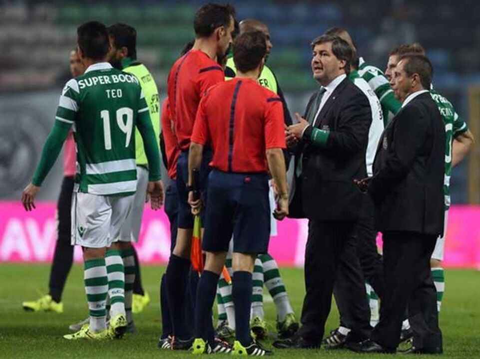 Bruno de Carvalho fora dos estádios enquanto decorrer processo