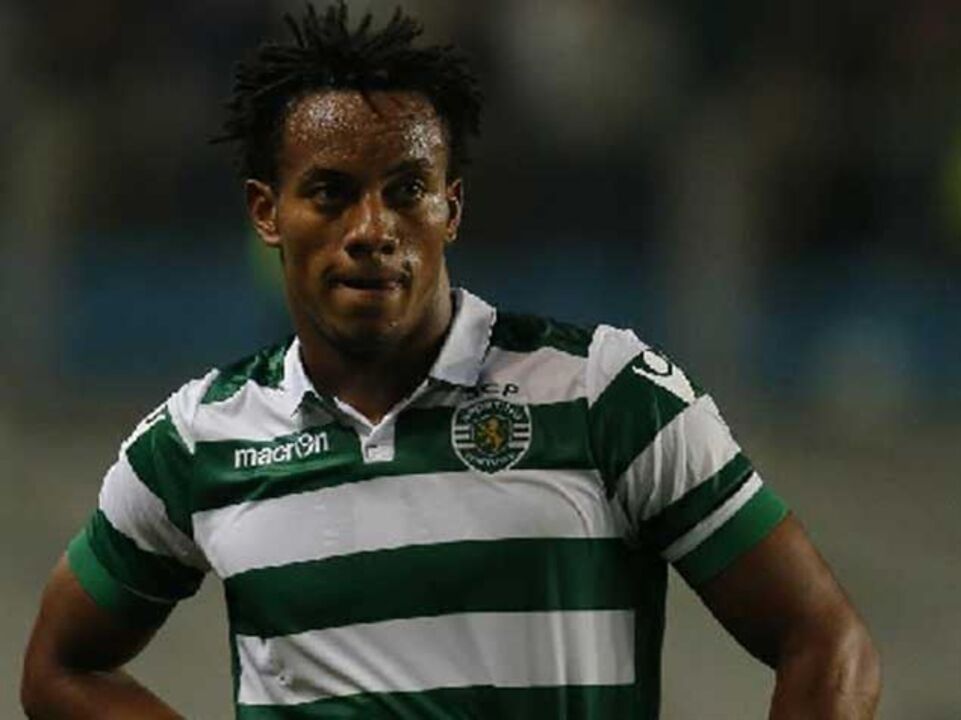 Carrillo alvo de processo e suspensão imediata