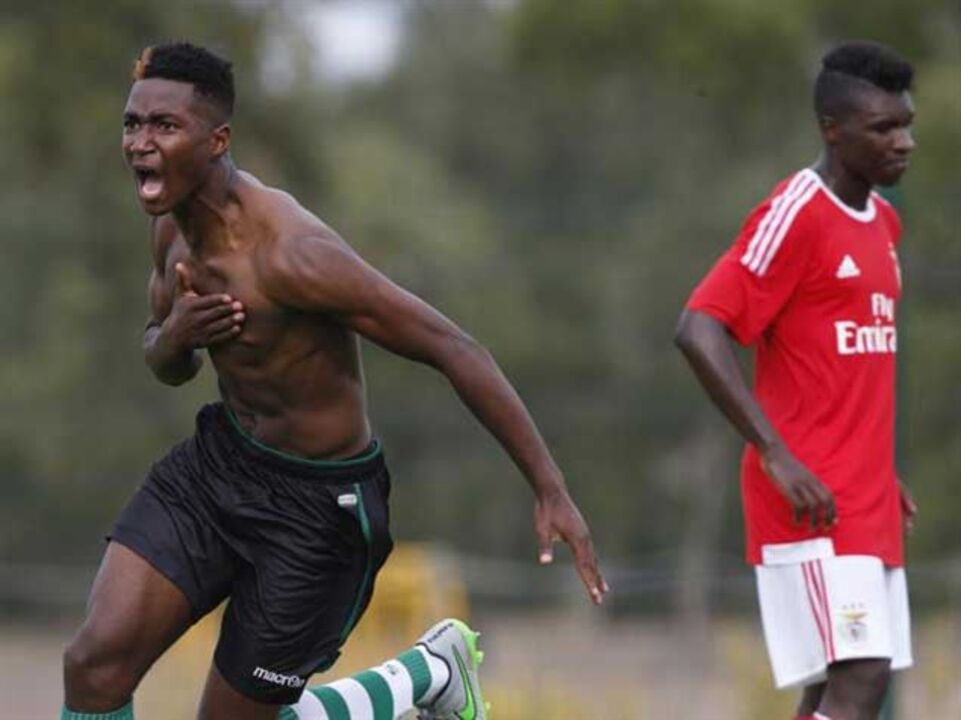 Sporting prolonga série negativa do Benfica