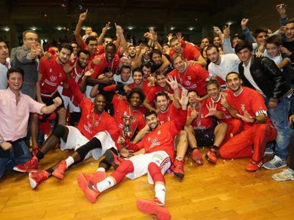 Benfica "esmaga" Barcelos e levanta a Supertaça