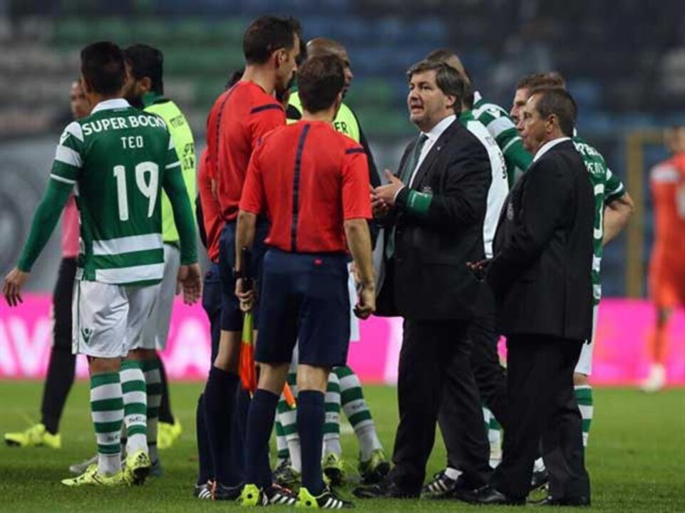 Artur Soares Dias escreveu que Bruno de Carvalho lhe chamou "cromo"