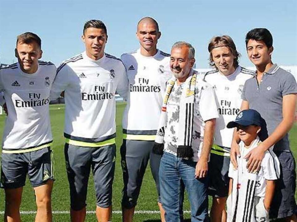 De mãos dadas com Cristiano Ronaldo