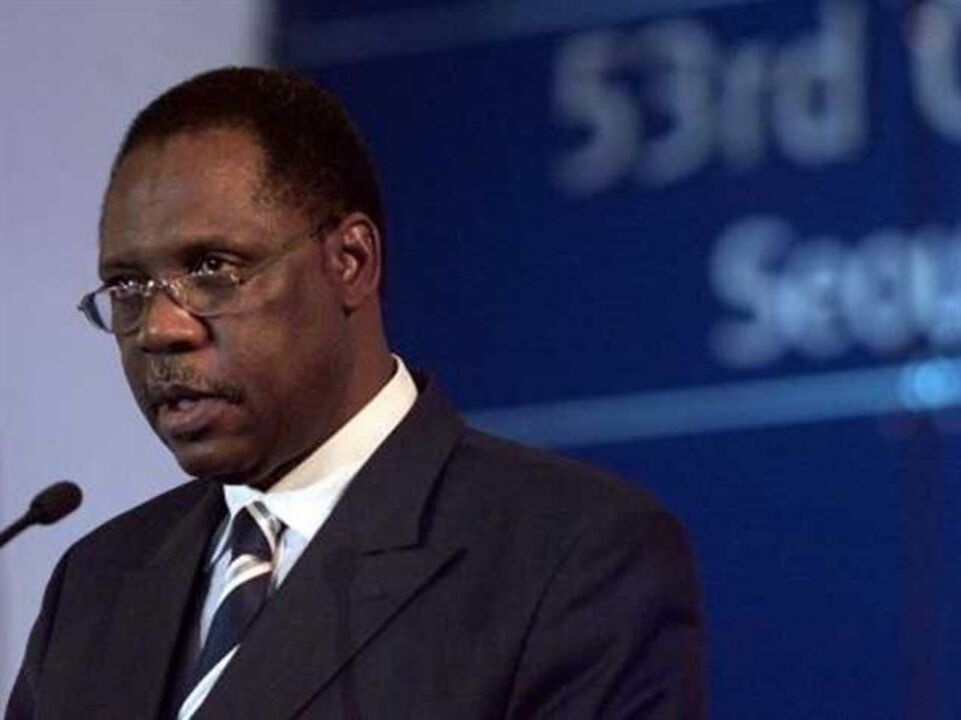 Issa Hayatou assume presidência da FIFA interinamente