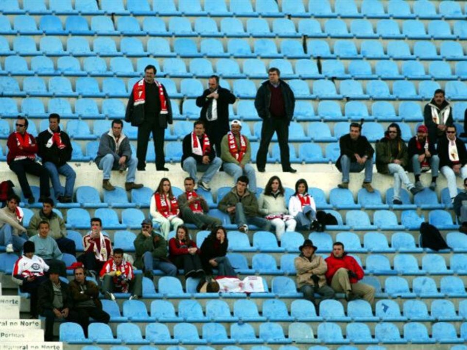 Recebidos com assobios no estádio do campeão